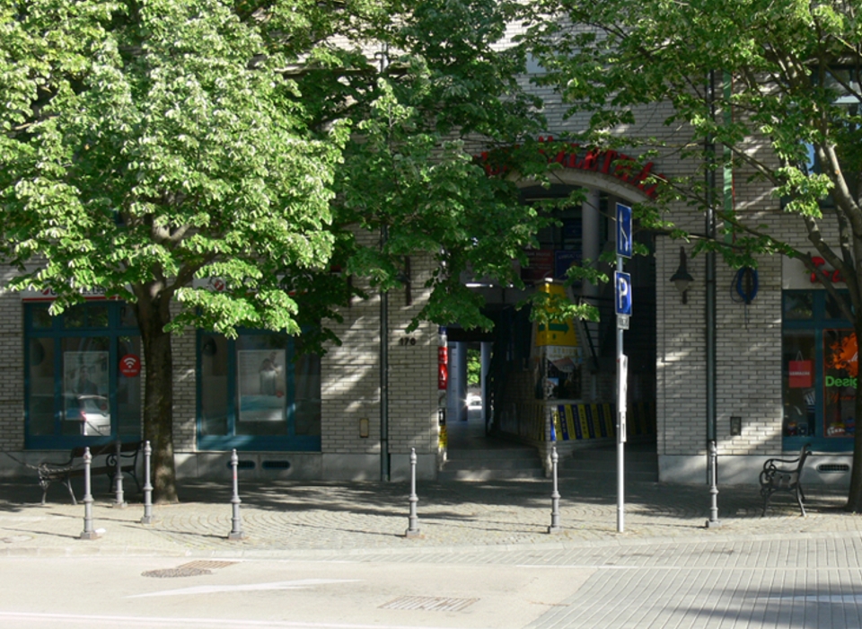 A siófoki Fő utca az üzlet előtt