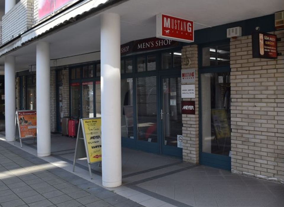 Az Átrium üzletház udvara a Men's Shop bejáratával
