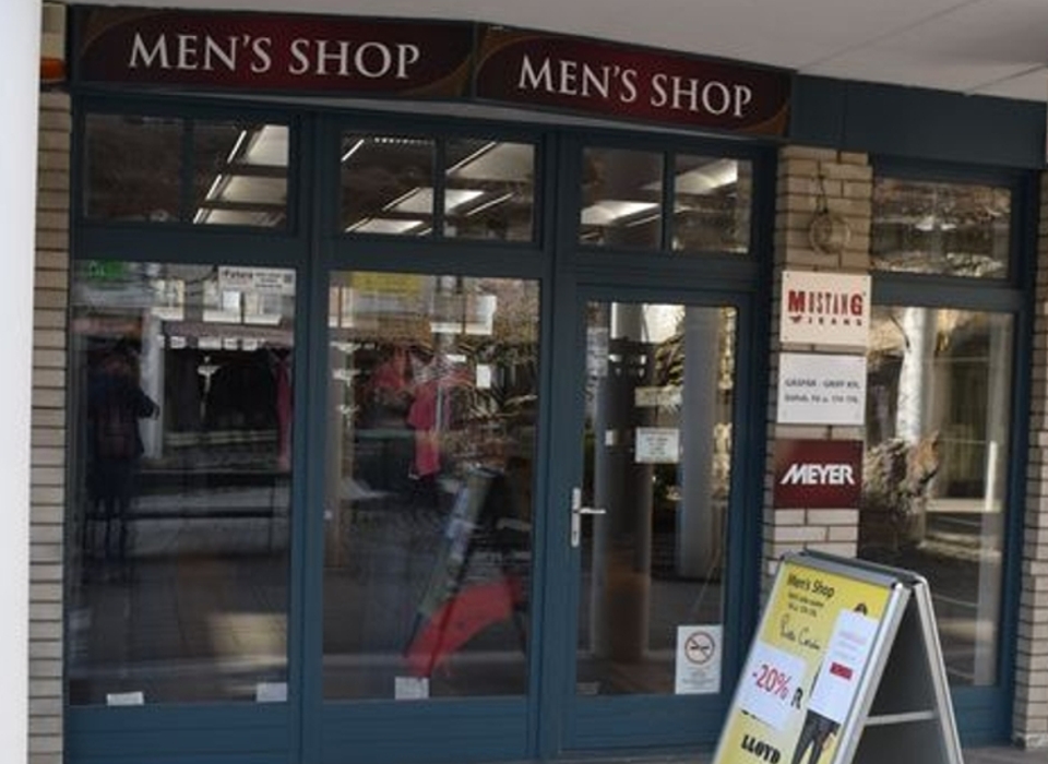 A Men's Shop kirakata és bejárata Siófokon